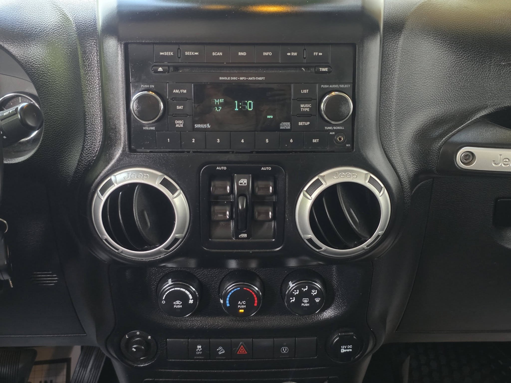 Used 2014 Jeep Wrangler 4WD Unlimited Sahara image 10