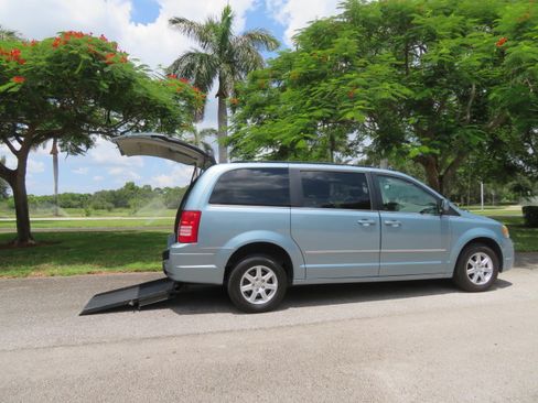 Used 2010 Chrysler Town & Country Touring FWD image 25