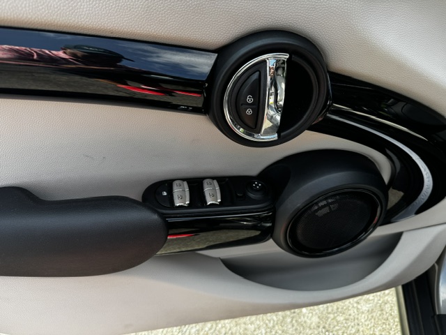 Used 2017 MINI Cooper S 4-Door Hardtop FWD image 9