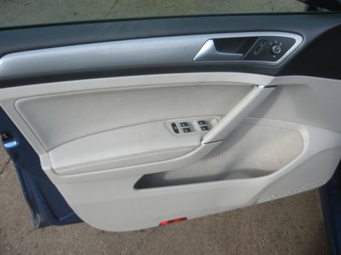 Used 2015 Volkswagen Golf S image 8