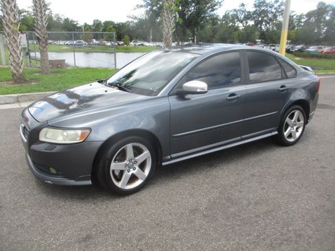 Used 2010 Volvo S40 T5 R-Design image 2