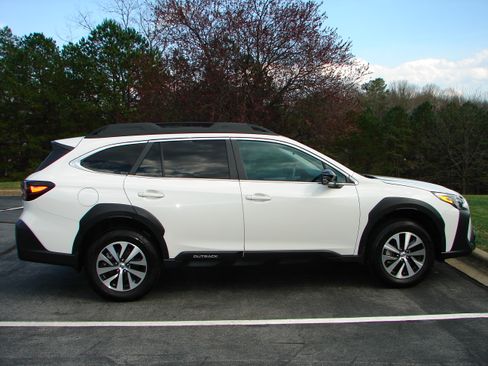 Used 2025 Subaru Outback Premium image 12