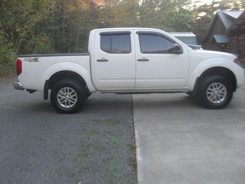 Used 2016 Nissan Frontier PRO-4X image 3