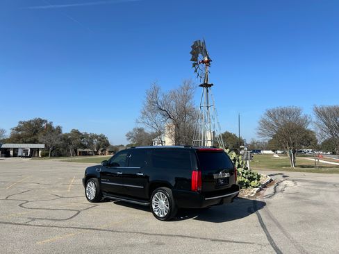 Used 2013 Cadillac Escalade ESV Premium image 3