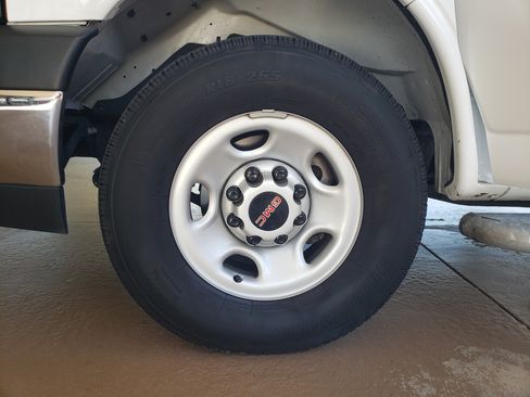 Used 2024 GMC Savana 2500 image 9