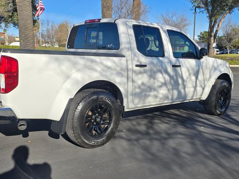 Used 2016 Nissan Frontier SV image 6