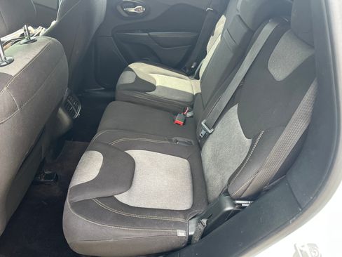 Used 2017 Jeep Cherokee Sport AWD/4WD image 10