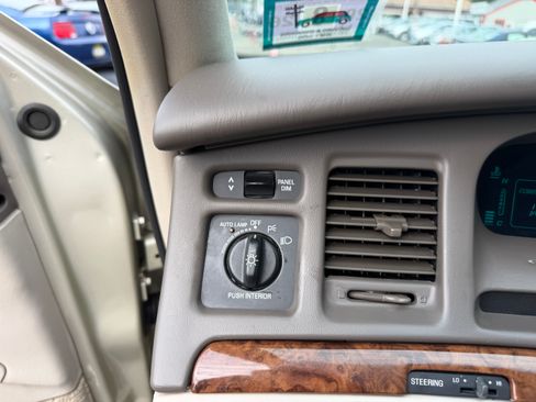 Used 1997 Lincoln Town Car Signature RWD image 8
