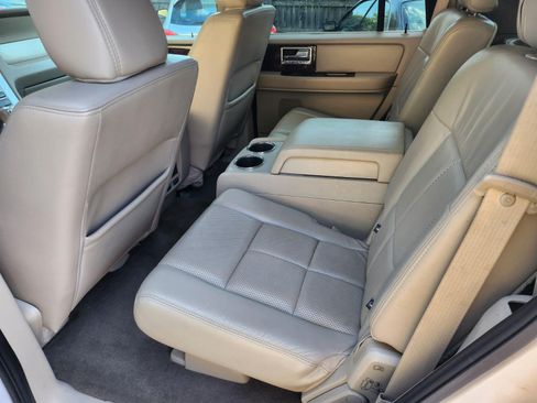 Used 2011 Lincoln Navigator image 11