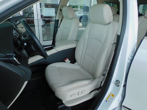 Used 2024 Buick Enclave FWD Essence image 17