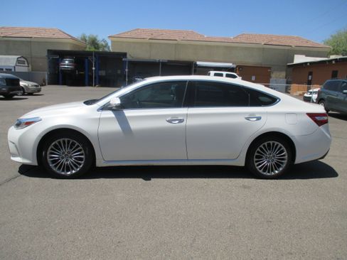 Used 2017 Toyota Avalon Limited FWD image 2