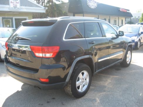 Used 2011 Jeep Grand Cherokee Laredo image 4