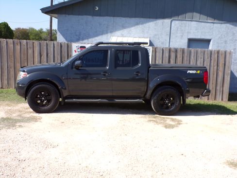 Used 2013 Nissan Frontier PRO-4X image 2