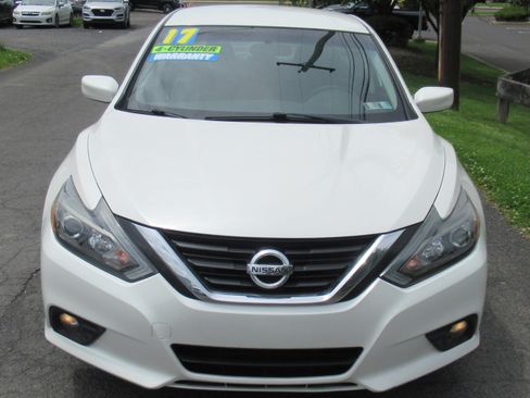 Used 2017 Nissan Altima SR FWD image 3