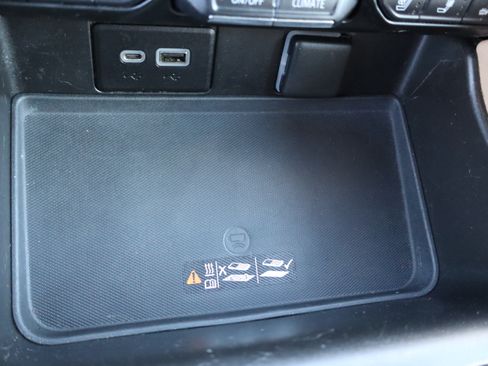 Used 2021 Chevrolet Suburban Premier image 38