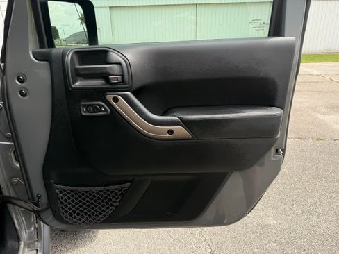 Used 2016 Jeep Wrangler 75th Anniversary AWD/4WD image 76