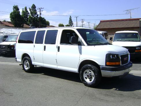 Used 2010 GMC Savana 3500 LT image 3