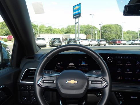 Used 2025 Chevrolet Suburban 2WD Premier image 2