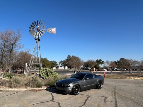 Used 2011 Ford Mustang GT Premium image 2
