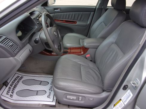 Used 2004 Toyota Camry XLE FWD image 8
