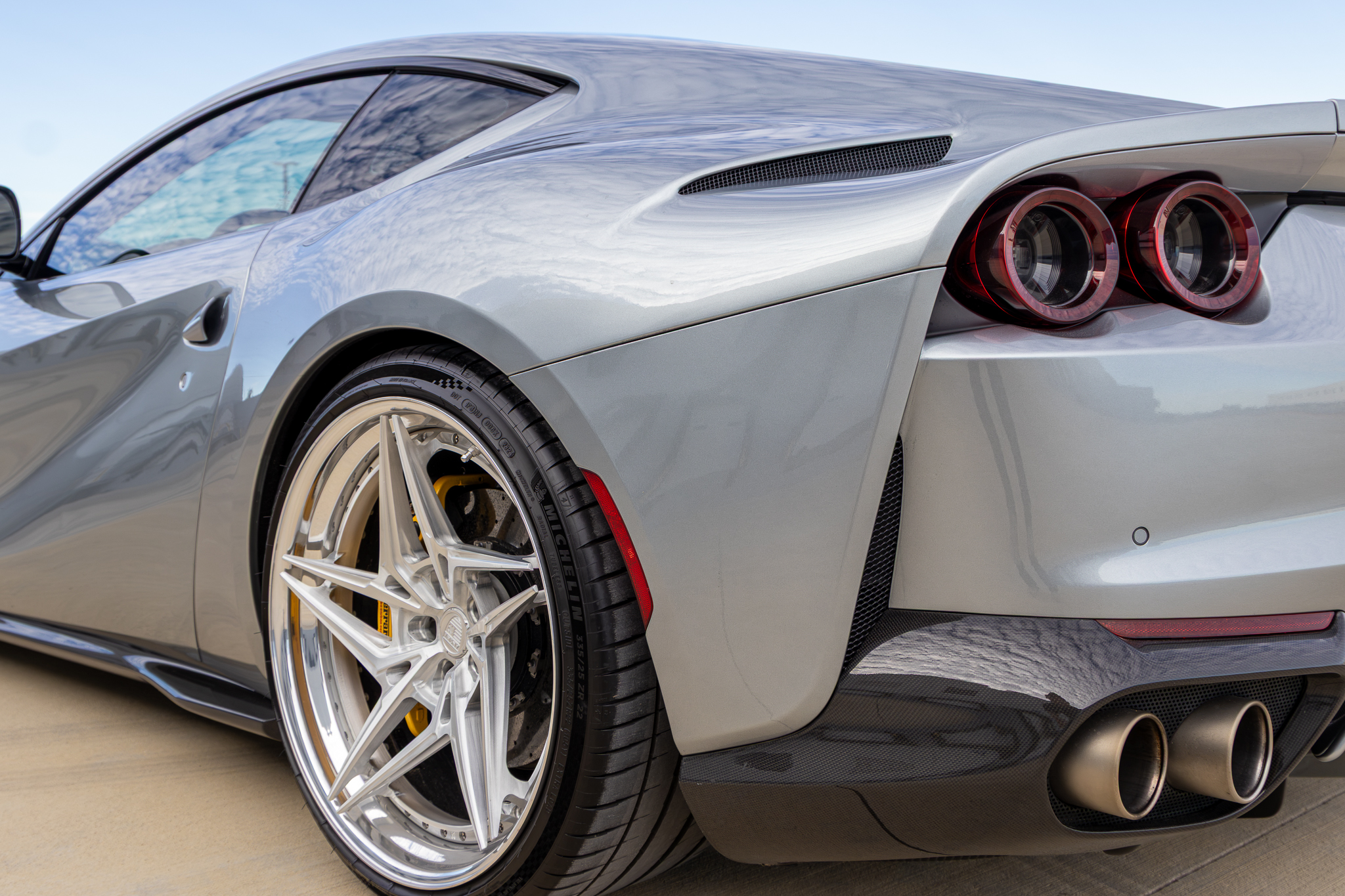 Used 2018 Ferrari 812 Superfast RWD image 19