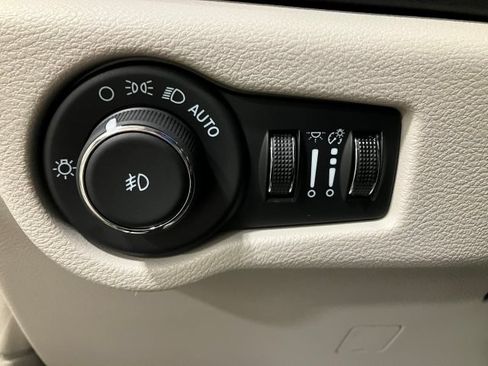 Used 2024 Chrysler Pacifica Touring-L image 15