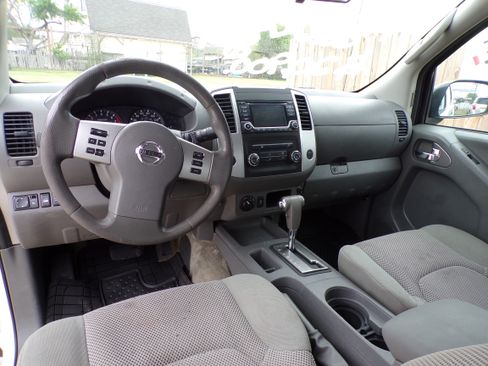 Used 2018 Nissan Frontier SV image 8