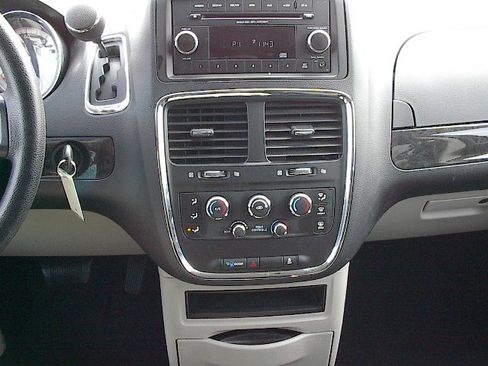 Used 2016 Dodge Grand Caravan SE image 13