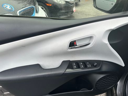 Used 2016 Toyota Prius Four image 15