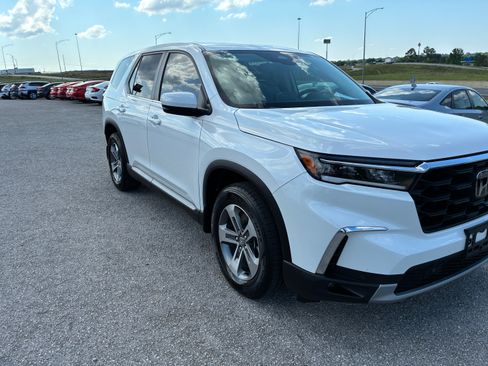 Used 2025 Honda Pilot EX-L image 8