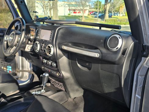 Used 2015 Jeep Wrangler Unlimited Sahara w/ Altitude image 22