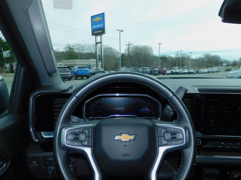 Used 2025 Chevrolet Silverado 1500 LT image 2