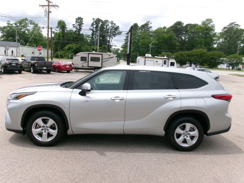 Used 2021 Toyota Highlander FWD LE Hybrid image 2