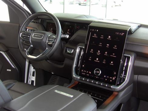 Used 2025 GMC Yukon XL Denali image 32