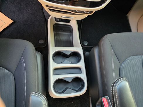 Used 2022 Chrysler Voyager LX image 22