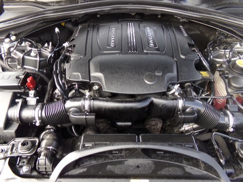 Used 2019 Jaguar F-PACE S image 21