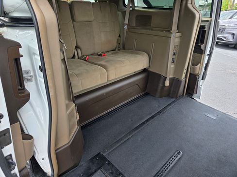 Used 2014 Chrysler Town & Country Touring image 17