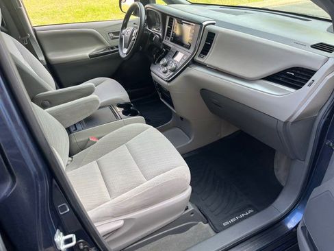 Used 2018 Toyota Sienna LE image 6