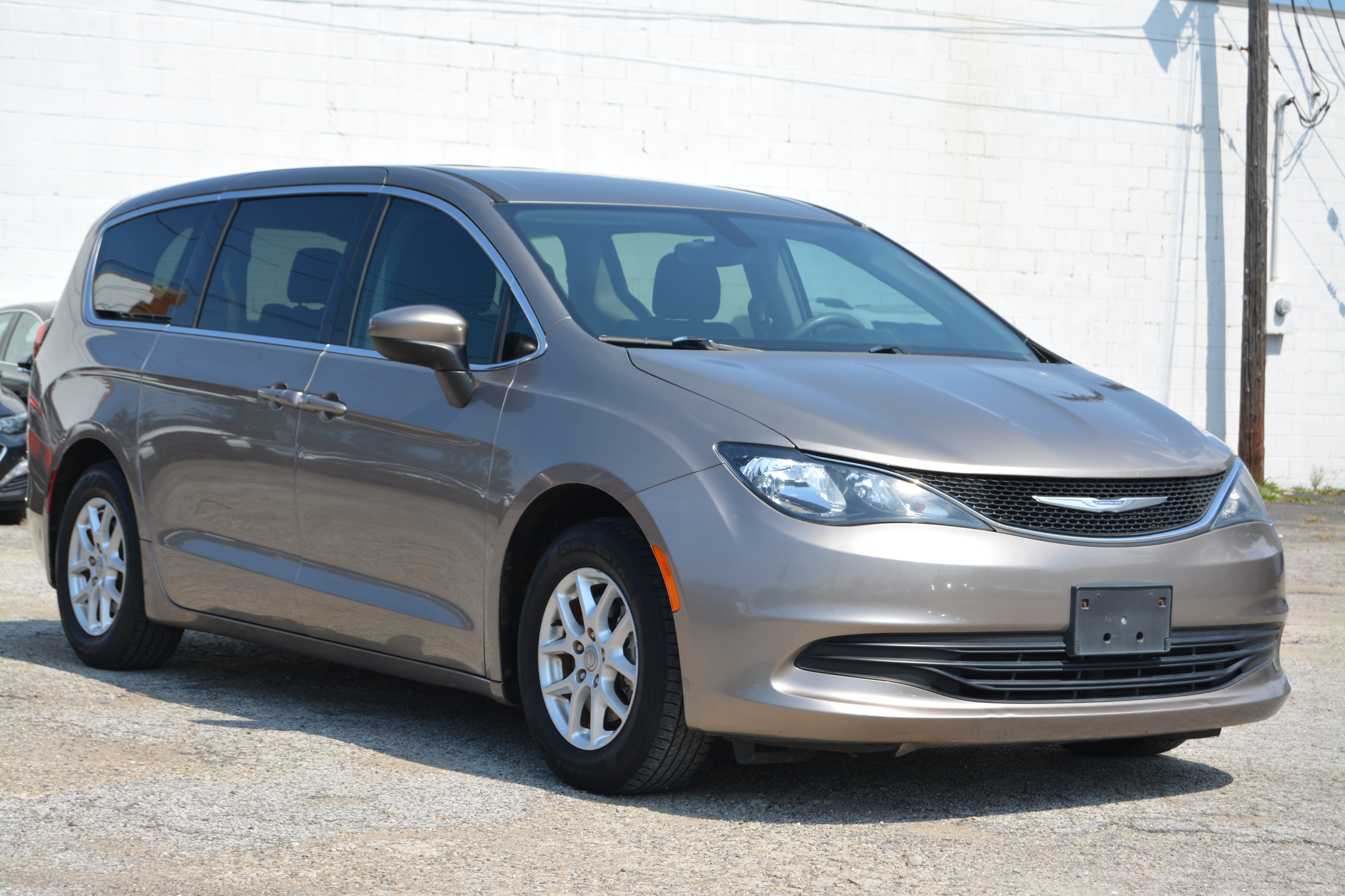 Used 2017 Chrysler Pacifica Touring FWD image 1