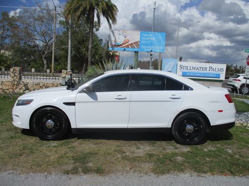 Used 2018 Ford Taurus image 2