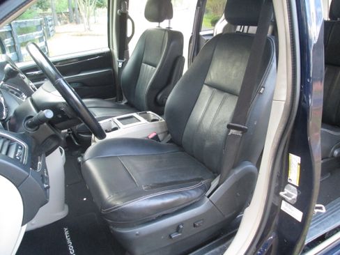 Used 2012 Chrysler Town & Country Touring image 8