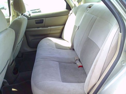 Used 2004 Ford Taurus SE Sedan FWD image 9