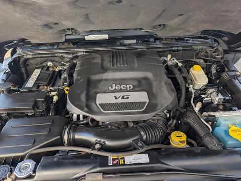 Used 2015 Jeep Wrangler Unlimited Sahara image 13