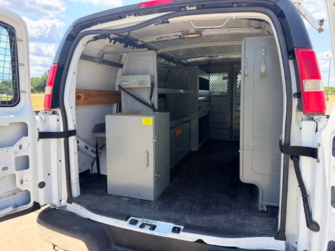 Used 2014 Chevrolet Express 2500 RWD image 16
