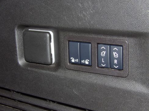 Used 2025 Chevrolet Suburban 2WD Premier image 23