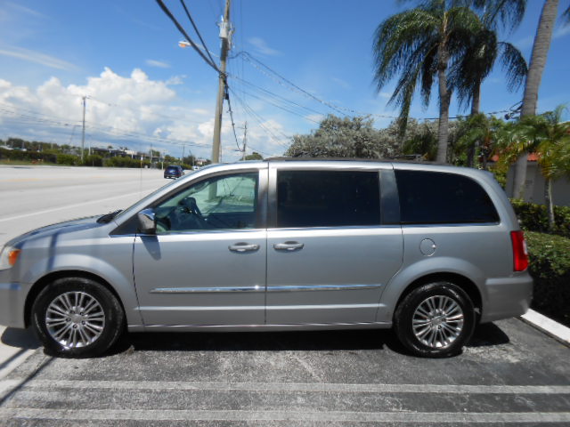 Used 2014 Chrysler Town & Country Touring-L FWD image 2