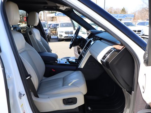 Used 2018 Land Rover Discovery HSE image 17