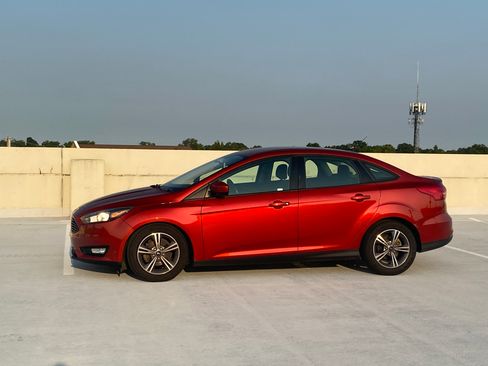 Used 2018 Ford Focus SE Sedan FWD image 6
