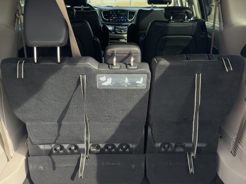 Used 2021 Chrysler Pacifica Touring-L image 14