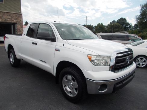Used 2013 Toyota Tundra 4x4 Double Cab w/ SR5 & TRD image 3